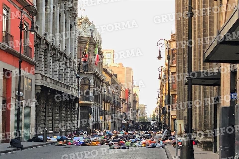 Un centenar de extras participaron en la escena rodada en la calle Isabel La Católica.