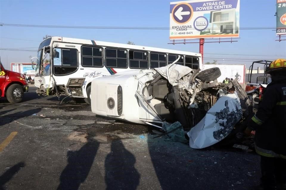 El accidente ocurrió antes de las 5:00 horas en el entronque de la carretera libre con la Autopista México-Pachuca, ubicado a la altura del kilómetro 35+800.