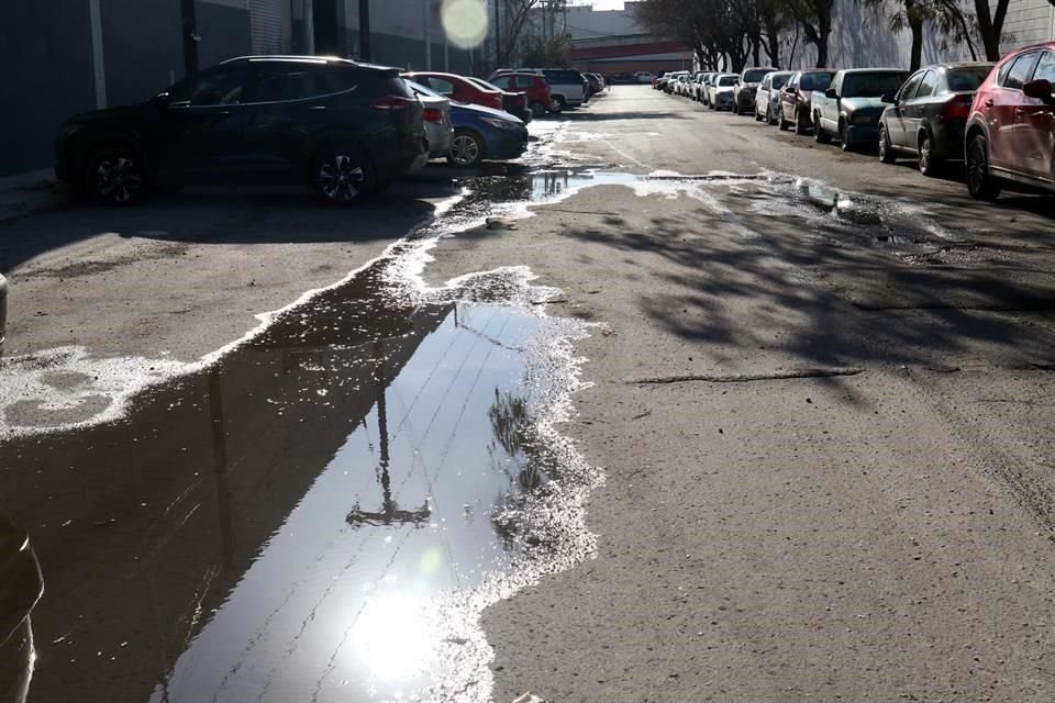 Vecinos exigen una solución al problema del agua estancada y los malos olores.