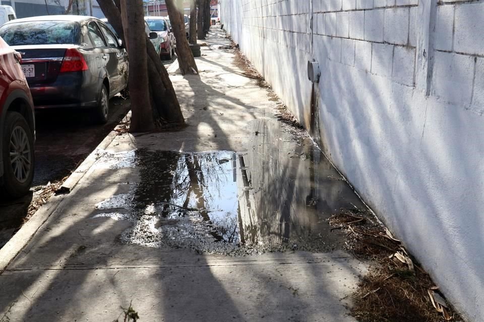 Aguas residuales fluyen de esta tubería, haciendo imposible circular por la banqueta.