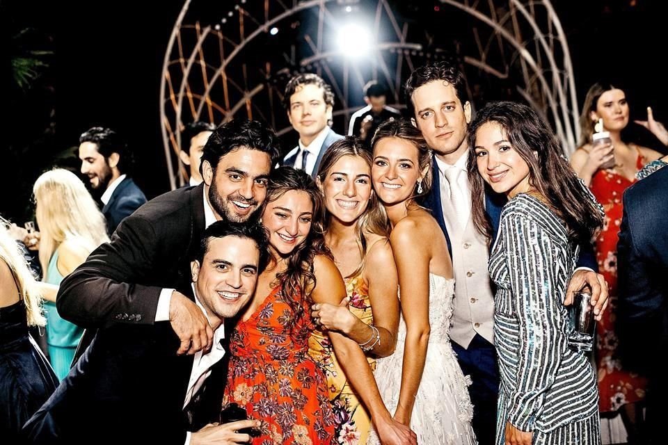 Raúl Jasso, Niko Meehan, Yolis Martínez, Pau Cano de Jasso, los novios y Mariana Martínez de  Meehan