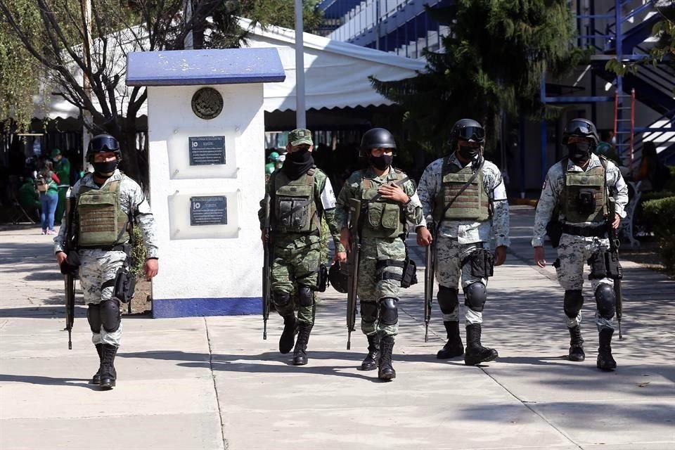 Personal de la Guardia Nacional cerca de un centro de vacunación en Iztacalco.