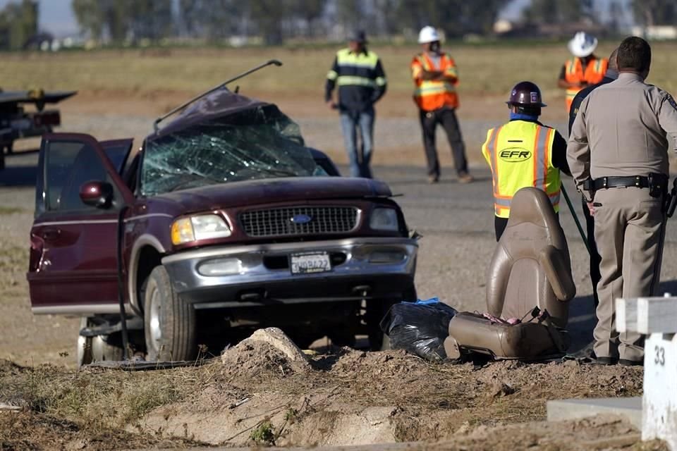 El martes, una camioneta con 25 personas abordo, presuntos indocumentados, chocó con un camión de remolque. Murieron 13 personas.