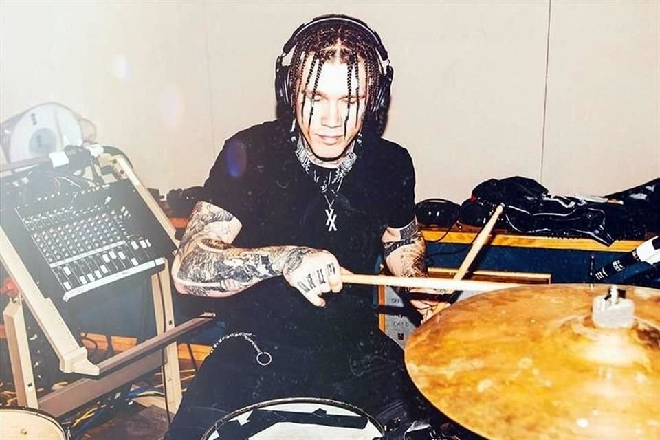 Rook, el baterista del cantante Machine Gun Kelly, fue hospitalizado tras sufrir un robo y ser atropellado.