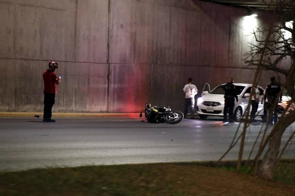 Personal de Rescate 911 de Protección Civil de San Pedro confirmaron la muerte del motociclista, quien no fue identificado.