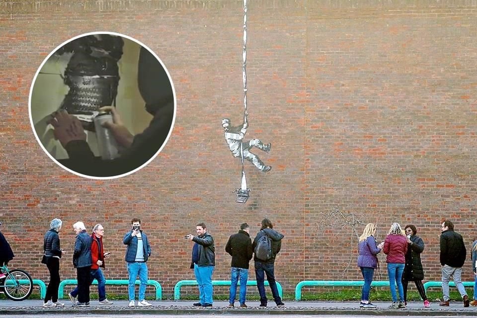 El artista, que mantiene oculta su identidad, compartió en su Instagram un video donde muestra la creación de la obra en el muro de una antigua prisión.