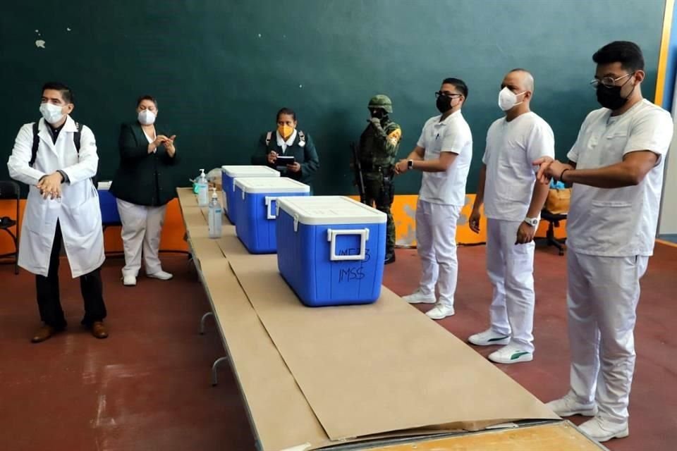 El simulacro consistió en proyectar cómo deben ser atendidos los adultos mayores, además de ejemplificar cómo deben funcionar las áreas donde se llevarán a cabo las inoculaciones.