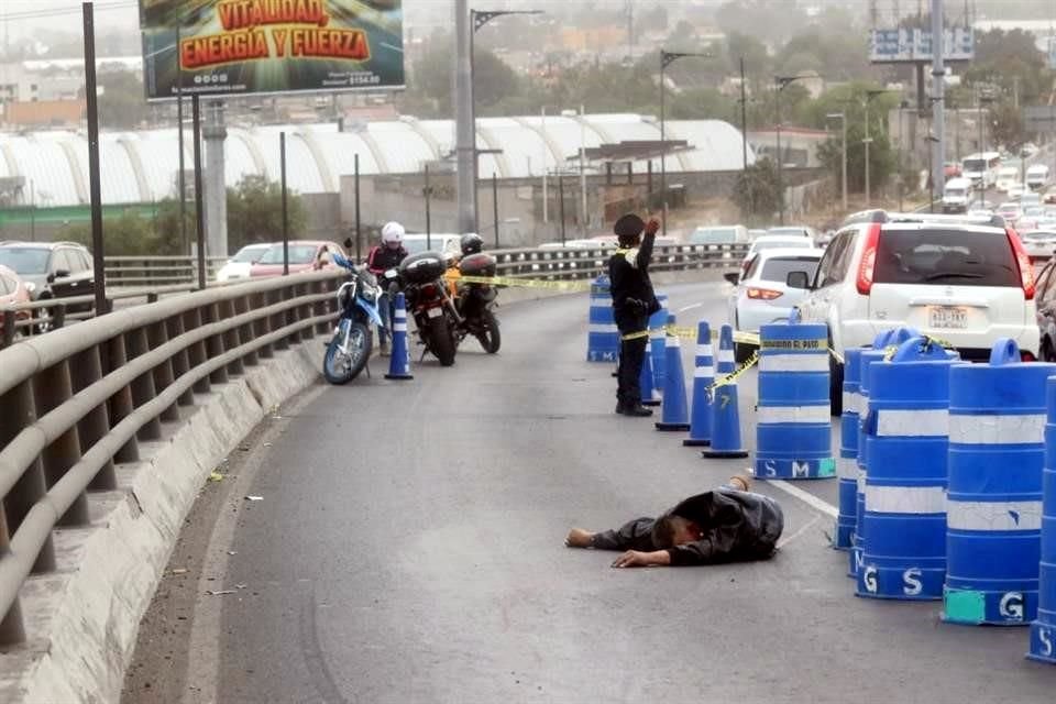 Un motocilista que no llevaba casco murió tras derrapar sobre el puente vehicular de la Concordia en la autopista México-Puebla, Colonia Lomas de Zaragoza, en Iztapalapa.