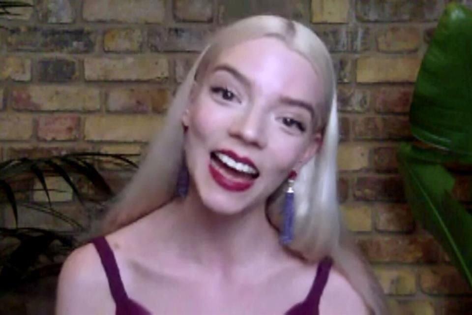 Anya Taylor-Joy festejó su logro como ganadora a Mejor Actriz de Serie Dramática Limitada por la serie 'Gambito de Dama', ganador a Mejor Serie Limitada.