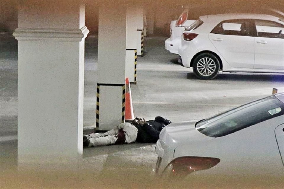 El cuerpo del asaltante quedó en el estacionamiento subterráneo del edificio Mansión Colonial Suites, ubicado en la Col Altavista.