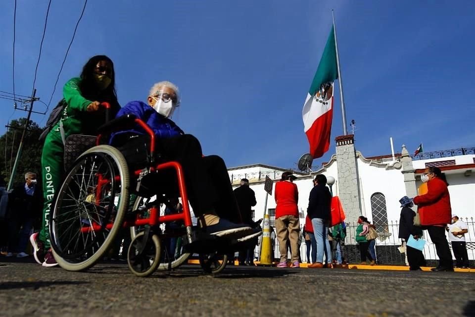 El ingreso comenzó minutos antes de las 9:00 horas, para comenzar con la vacunación en el macrocentro más grande de la demarcación.