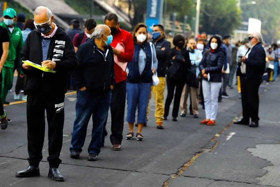 'El objetivo es vacunar alrededor de 12 mil personas entre los dos puntos, hasta ahorita van casi mil 200 vacunas aplicadas y en el otro punto alrededor de 800', contó el Alcalde.