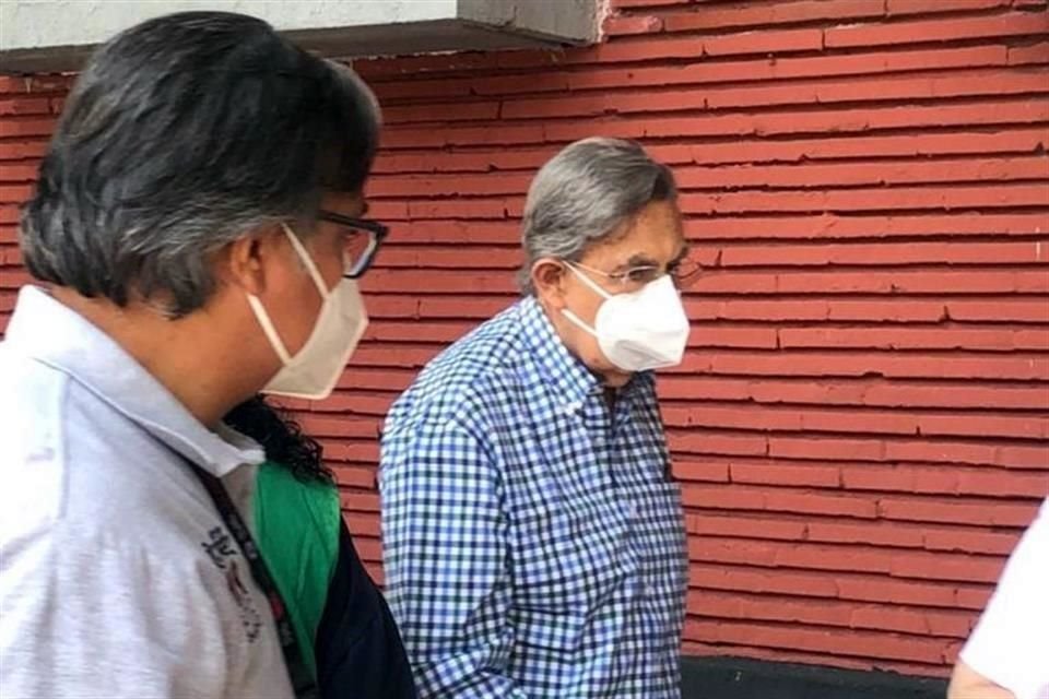 El ingeniero Cuauhtémoc Cárdenas acudió a las instalaciones de la Normal para ser vacunado.