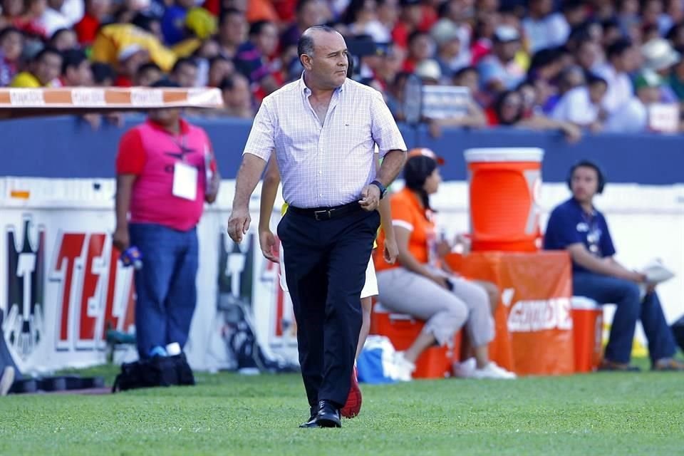 Juan Antonio Luna dijo que Santiago Baños no ha tenido el ojo para traer jugadores de la talla de Salvador Cabañas, Omam Biyik, Cuauhtémoc Blanco o Luis Roberto Alves Zague.