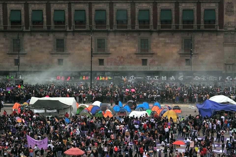 Ante los intentos de las mujeres por derribar la valla, policías comenzaron a lanzarles gas pimienta, provocando una estampida y que varias de ellas tropezaran y sufrieran ardor en ojos y garganta.