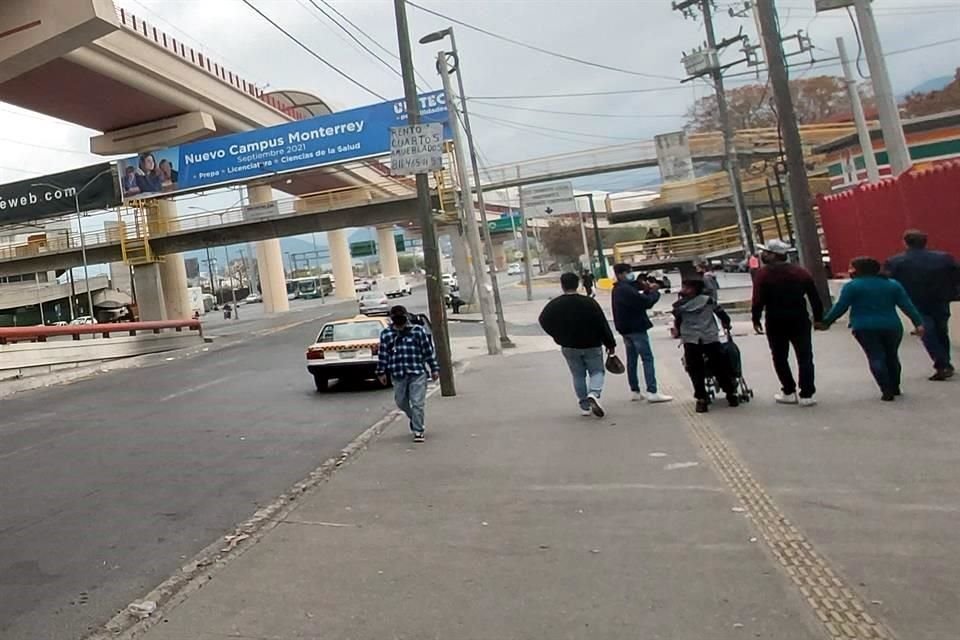 Ante las fallas en el servicio, los pasajeros tuvieron que buscar otro medio de transporte para llegar a sus destinos.
