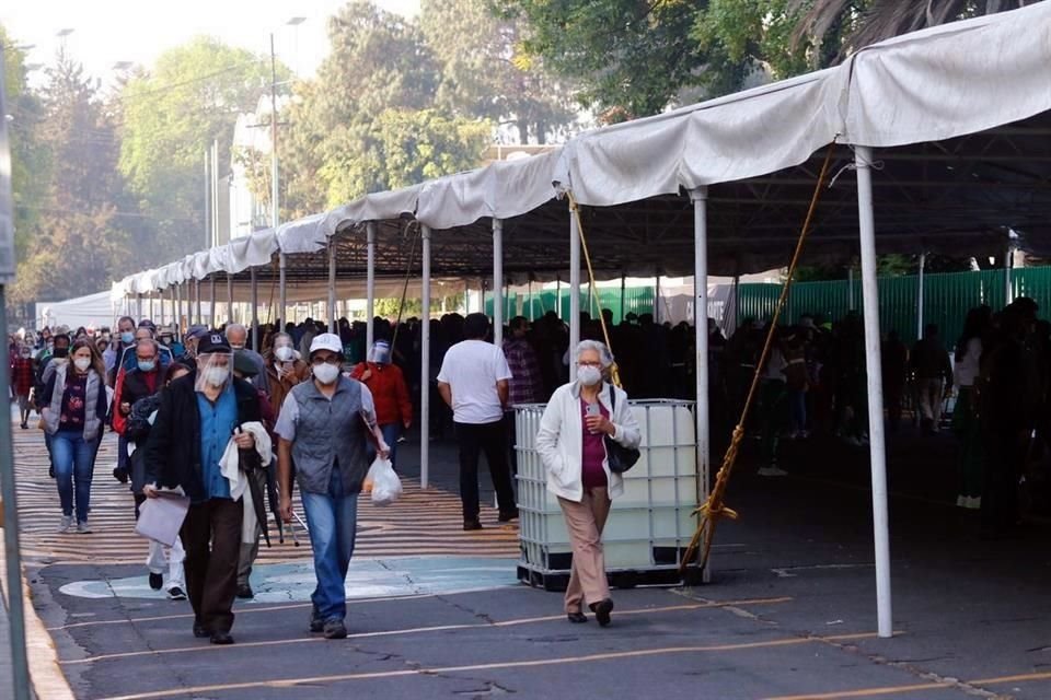 Hoy, serán vacunados adultos mayores de 60 años residentes de la Miguel Hidalgo y cuyos apellidos empiecen con las letras C, D y E.