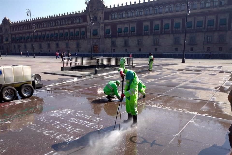 Luego de concluir los  trabajos de limpieza frente a Palacio Nacional, el personal de Obras se concentra en la Plaza de la Constitución.