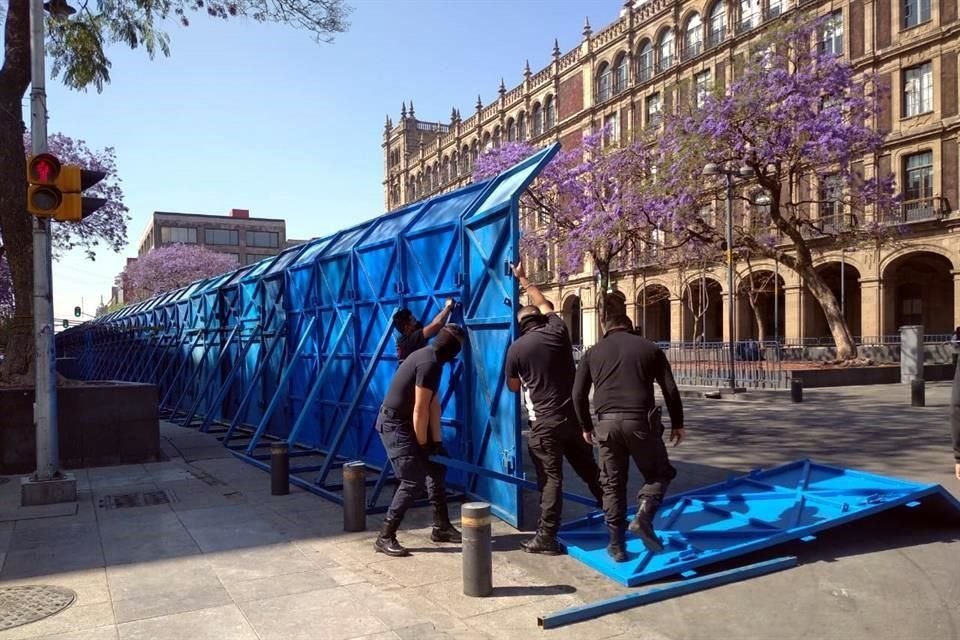 Comienza el retiro del cerco frente a la Suprema Corte de Justicia.