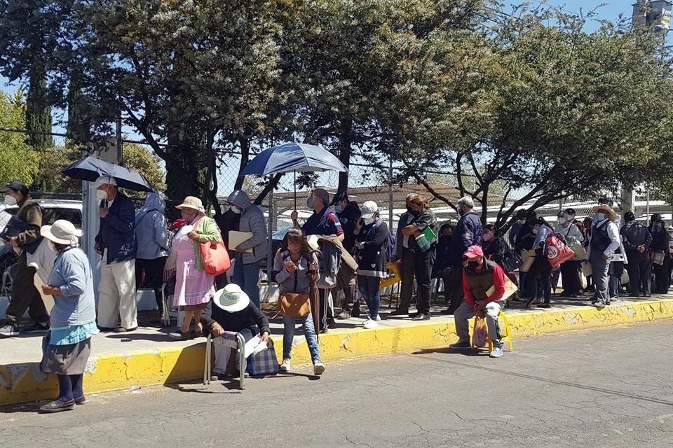 La fila, que se llevó a cabo sin las medidas de sana distancia, alcanzó a rodear la sede, es decir: 1.6 kilómetros.