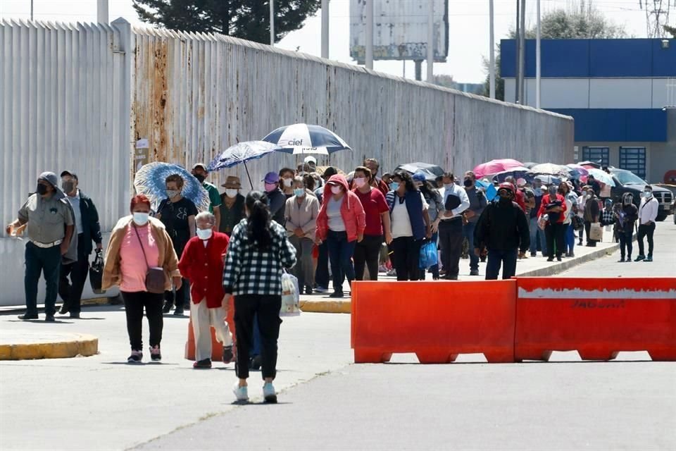 En Toluca, adultos mayores esperaron por horas bajo el sol para recibir una dosis de la vacuna contra Covid-19.