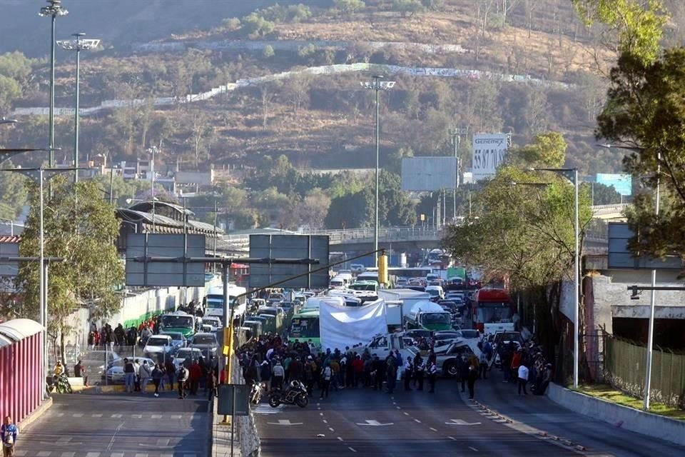 Los bloqueos iniciaron a las 7:00 horas. Aquí, transportistas mantienen cerrada  Av. Insurgentes y Acueducto de Guadalupe, en inmediaciones del paradero de Indios Verdes.