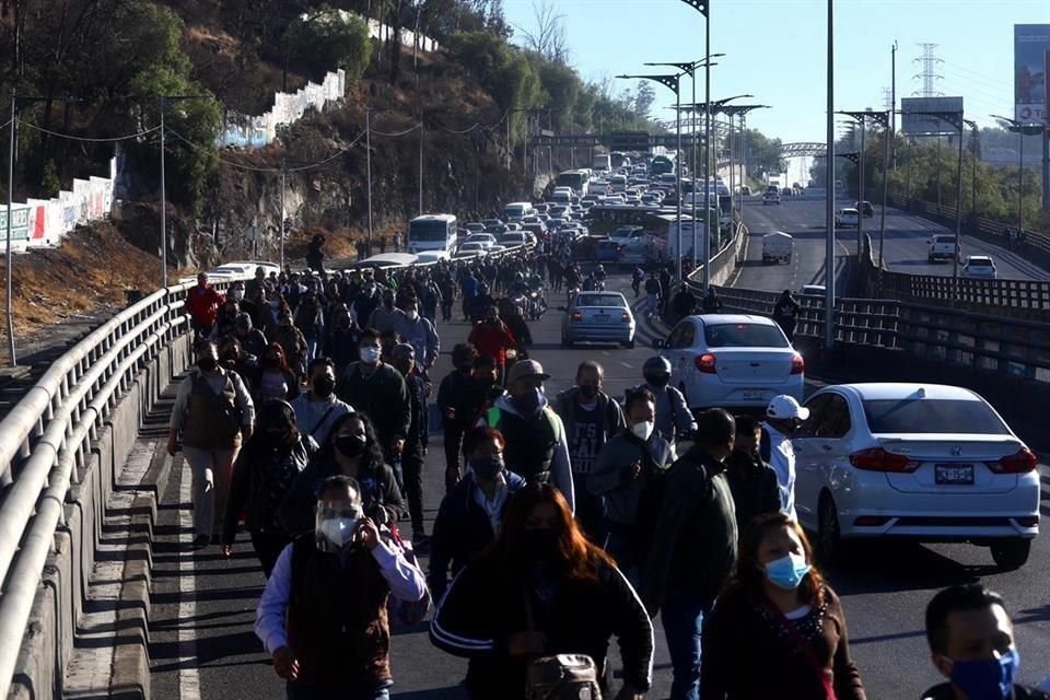 Varias personas han tenido que abandonar los transportes que habían abordado.