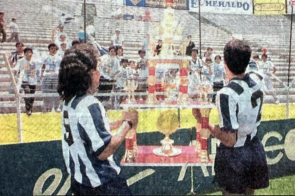 El trofeo por ganar esa serie medía más de un metro de altura.