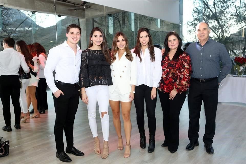 Alberto Rodríguez, Melina Rodríguez, Daniela Rodríguez, Monica Rodríguez, Tere Porras de Rodríguez y Alberto Rodríguez