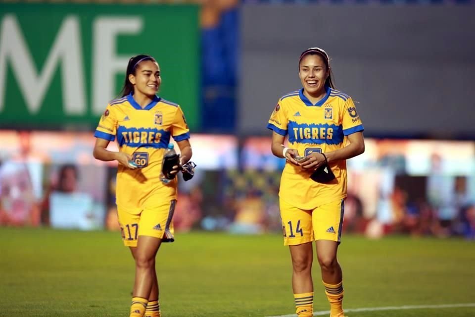Natalia Villarreal y Lizbeth Ovalle bromearon antes del partido; Ovalle reapareció en la cancha después de 9 partidos sin jugar y cumplió 100 partidos en la Liga MX Femenil.