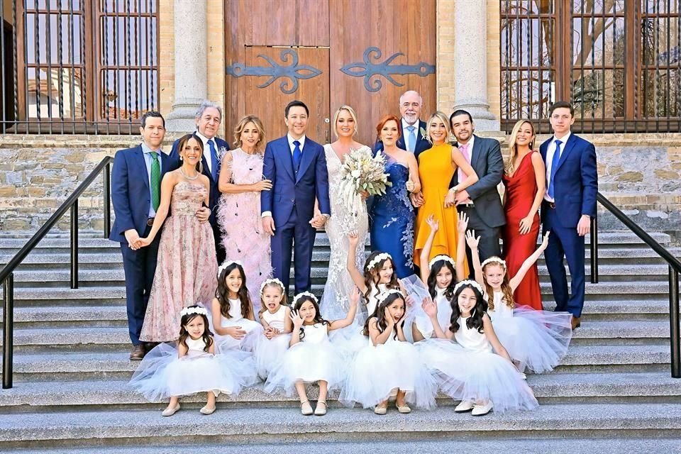 Los novios con sus familias y el grupo de niñas que los acompáñaron.