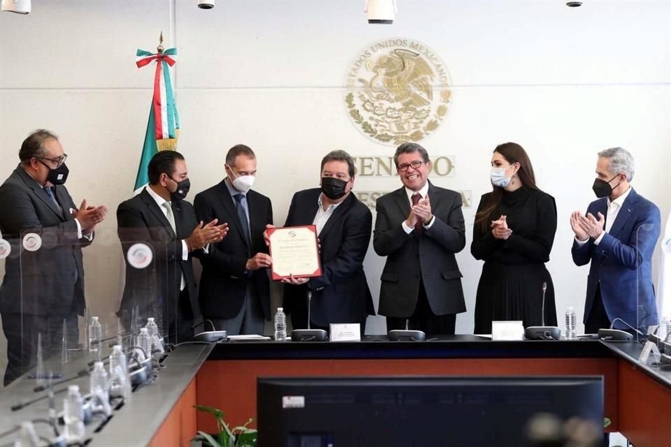 El cantante Marco Antonio Muñiz recibió un reconocimiento de parte del Senado de la República Mexicana.