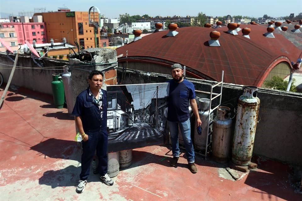 La Galería Unión se encuentra en el corazón de la Lagunilla. En la imagen, Mario Paredes e Itzamna Reyes, director y artista, en la azotea del espacio.