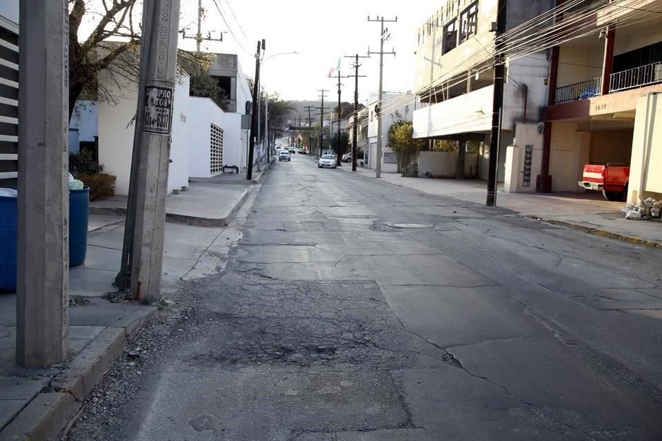 Las calles Matamoros, Degollado y 20 de noviembres, son algunas de las afectadas por falta de mantenimiento. Vecinos urgen a las autoridades una solución.