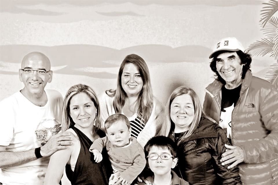 2019 EN FAMILIA A BORDO DEL DISNEY CRUISE Roberto González, Iliana Echavarría de González, Ily González, Aydé González, Arón González, Aydé Guajardo de González y Ricardo González 'Cepillín'