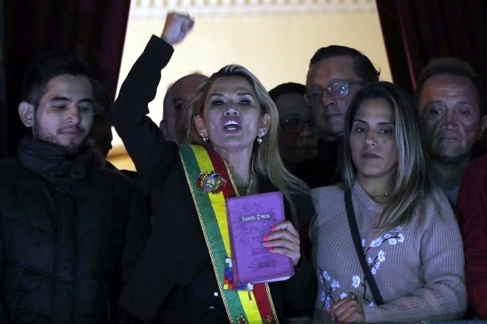 Jeanine Áñez se autoproclamó Presidenta interina luego de la salida de Evo Morales del poder en 2019.