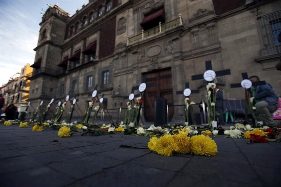 Una ofrenda en Palacio Nacional recuerda a periodistas asesinados, en febrero de 2019.