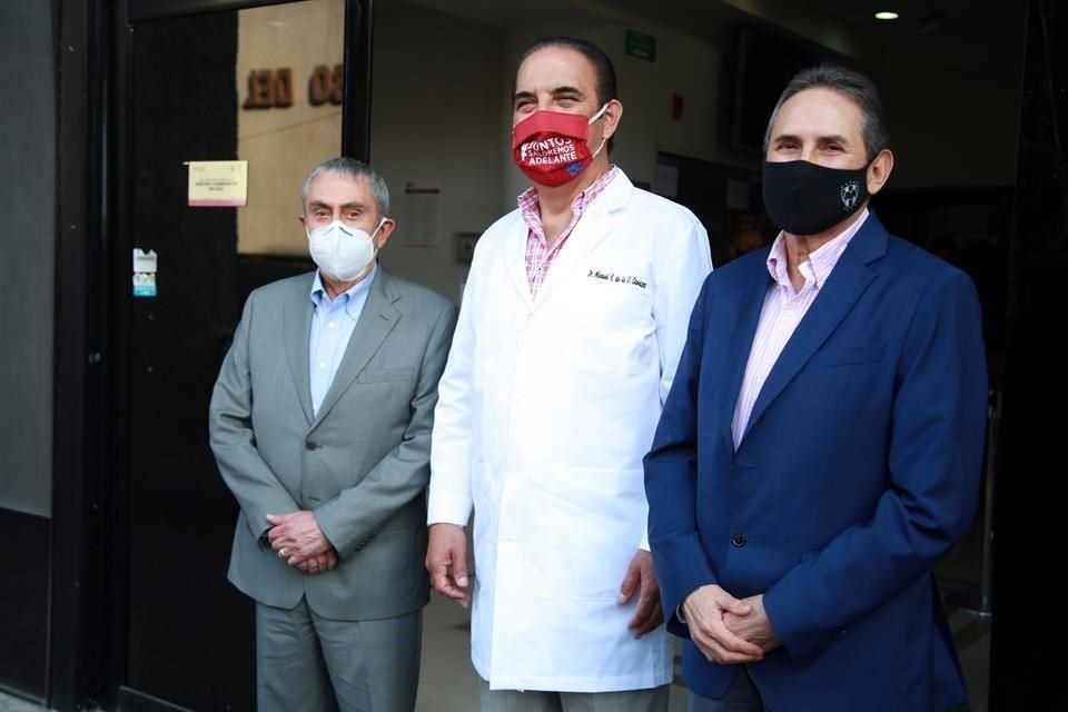 Manuel de la O, Secretario de Salud de NL, se reunió con Alejandro Rodríguez (izq.) y José González Ornelas (der.).