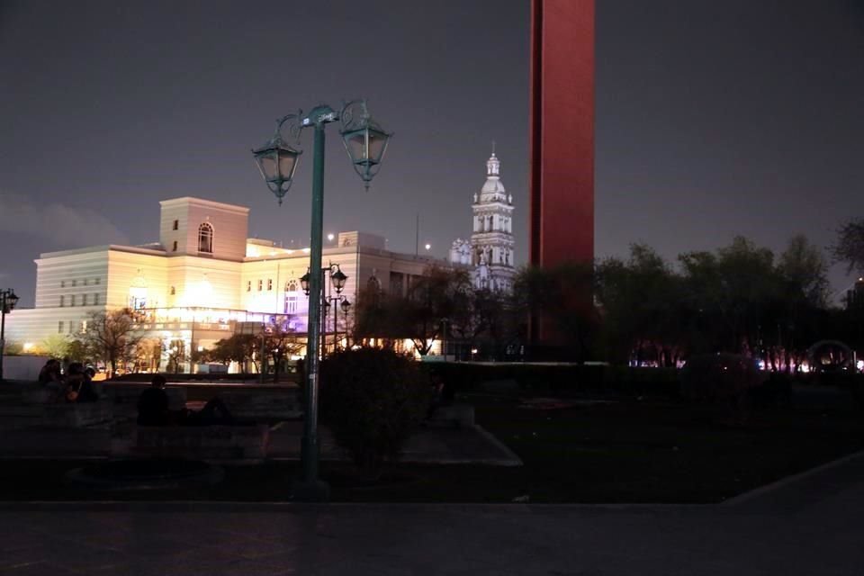 Por las labores realizadas, la energía eléctrica fue cortada en la Plaza Zaragoza y cuadras aledañas, como la calle Morelos, por lo que la zona se encontraba a oscuras.