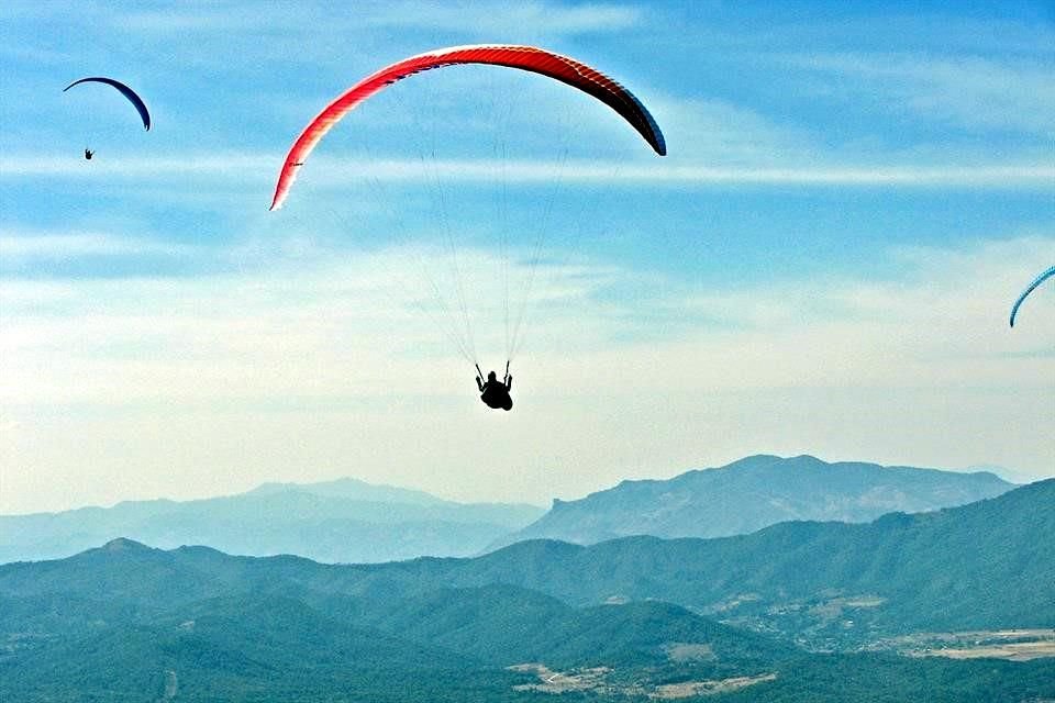 Vive la experiencia de volar en parapente en Valle de Bravo.