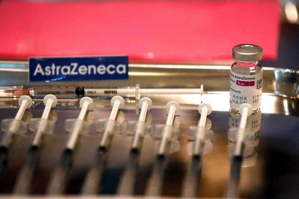 Jeringuillas y un vial de la vacuna contra el Covid-19 desarrollada por AstraZeneca.