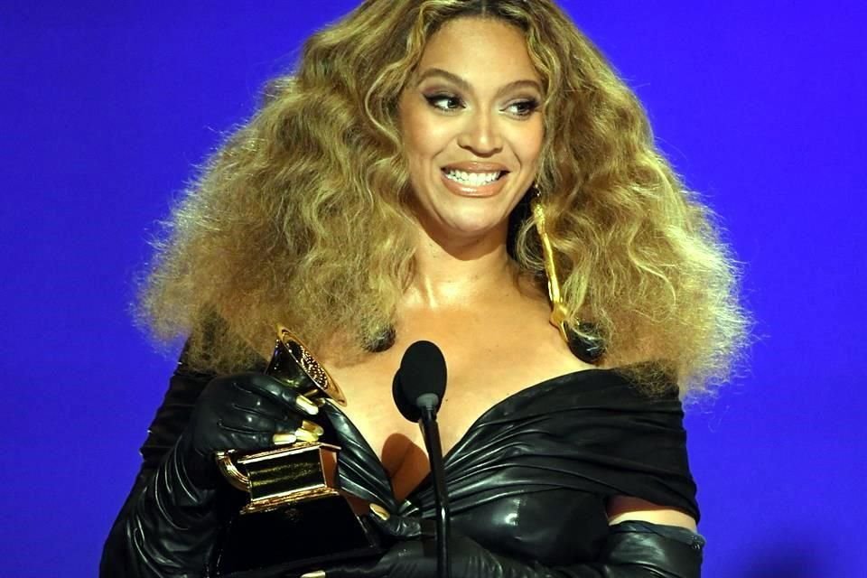 Beyoncé hizo historia en la 63 entrega del premio Grammy, al recibir su megáfono 28, convirtiéndose en la mujer más condecorada.