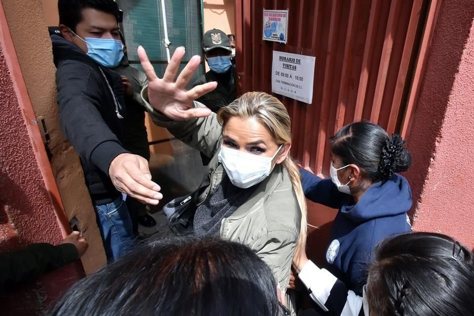 La ex Presidenta transitoria de Bolivia Jeanine Áñez ingresó al Centro de Orientación Femenina de Obrajes donde debe cumplir su detención preventiva.