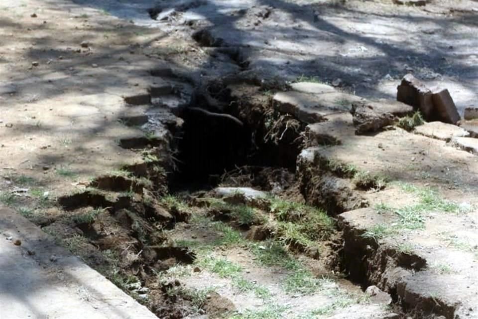 Al salir a la calle, los colonos observaron que el terreno se había hundido y se había partido en dos.