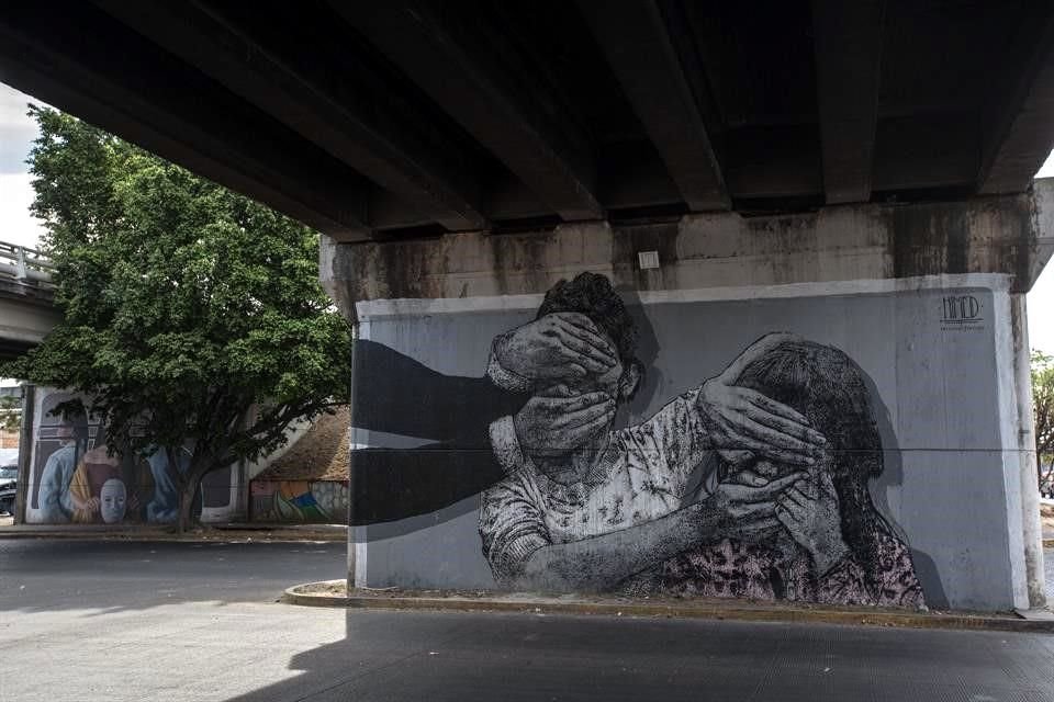 Himed, de Querétaro, hizo este mural en el cruce de lázaro Cárdenas y Mercado, como una evocación a la indiferencia de la gente en torno a las desapariciones forzadas.