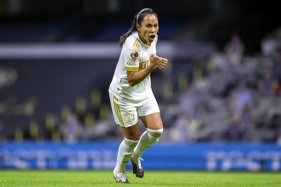 La capitana Liliana Mercado marcó de penal el 2-2 que le dio a Tigres Femenil el empate.