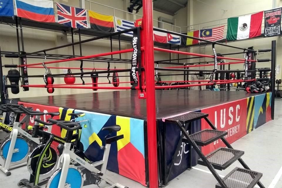 Un ring utilizado para peleas de box y de lucha libre también funciona en el espacio.