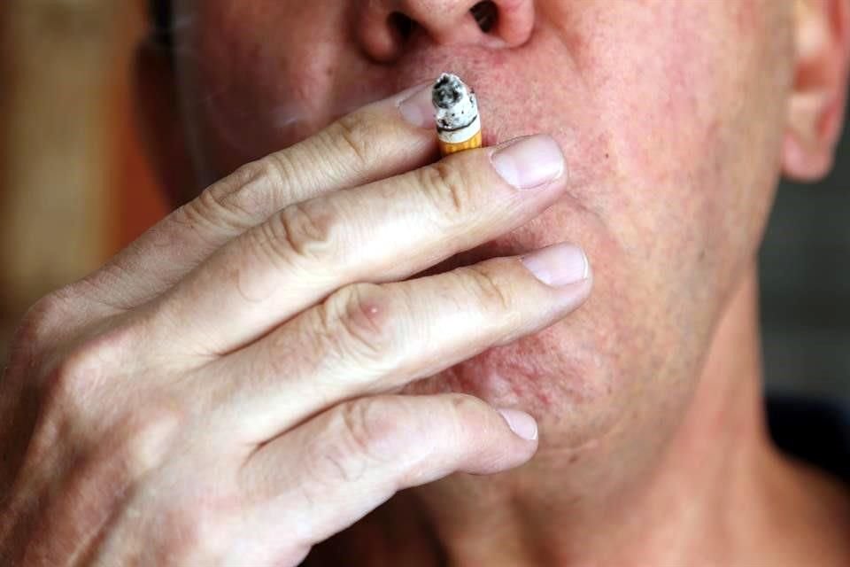 Senado avaló proyecto para definir espacios libres de humo, como transporte y lugares de trabajo, y prohibir publicidad sobre tabaco.