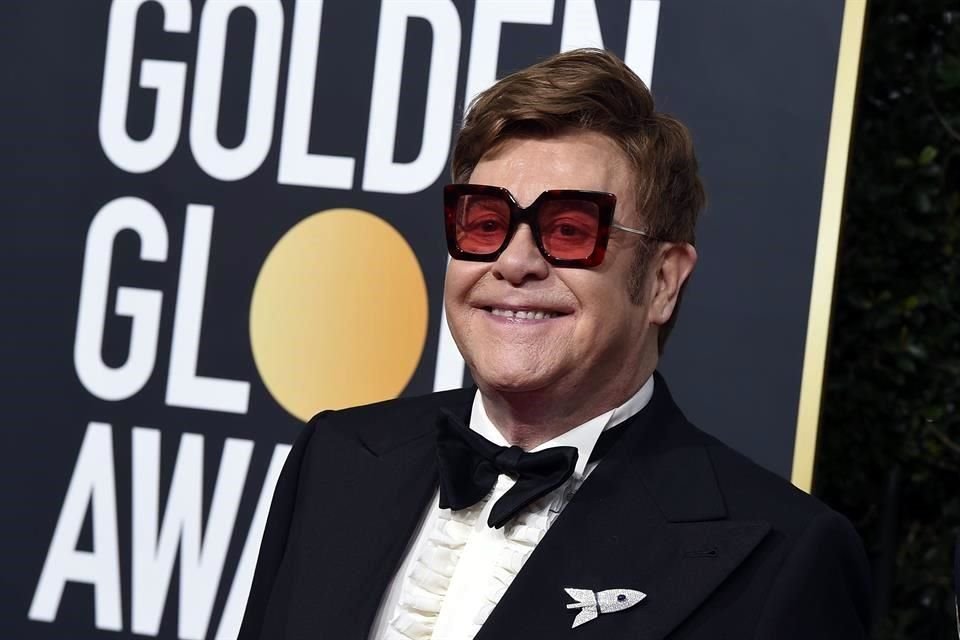 Elton John criticó al Vaticano por su negativa de bendecir las uniones homosexuales; los acusa de hipócritas, pues antes apoyaron su filme 'Rocketman'.