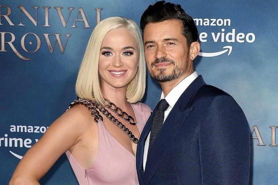 La cantante Katy Perry y el actor Orlando Bloom fueron captados en Hawái portando, aparentemente, anillos de matrimonio; vacacionan junto a su hija Daisy.